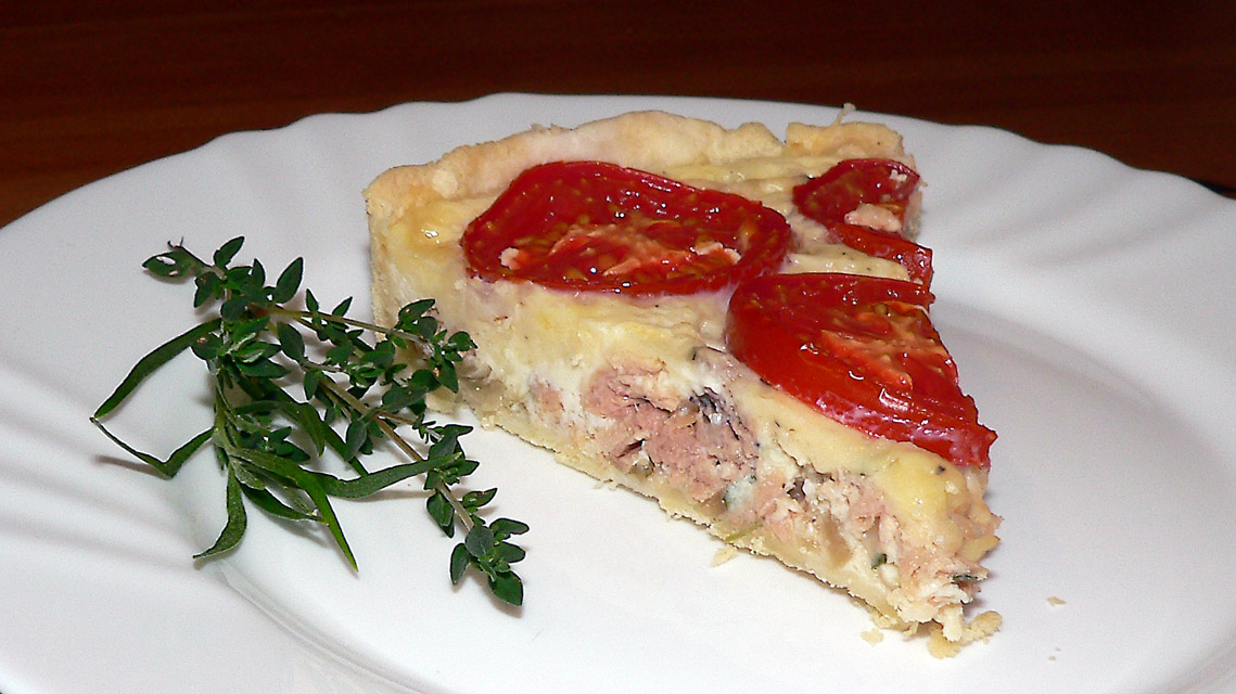 Tuna pie with tomatoes