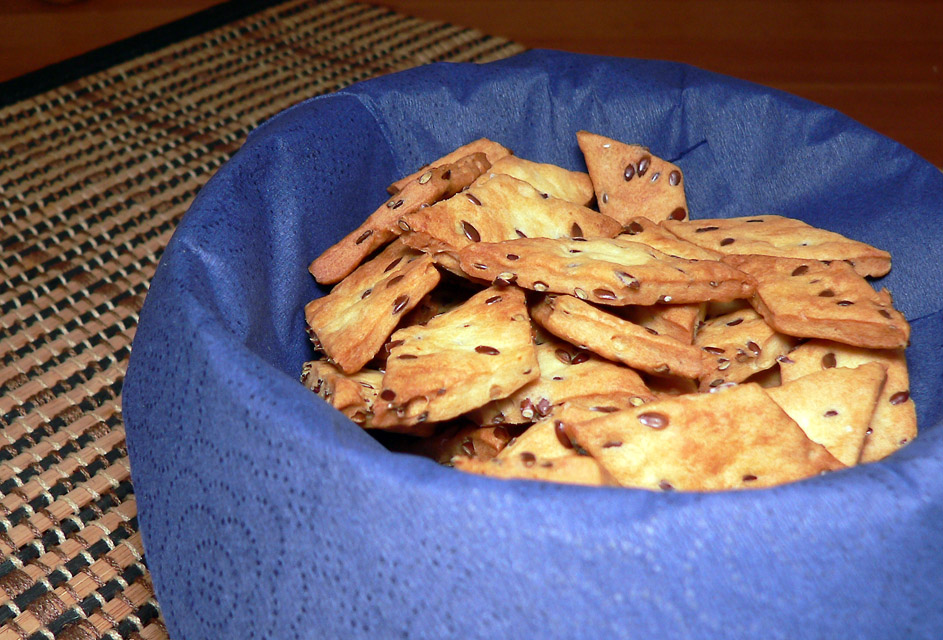 Salted crackers with flax seeds