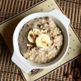 Oatmeal with banana and nuts