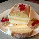 Yoghurt cake with currant cream