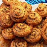 Puff pastry cookies with poppyseed