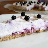 Cheesecake with almonds and blueberries