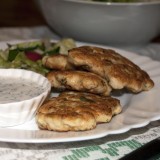 Chopped chicken cakes with yoghurt sauce